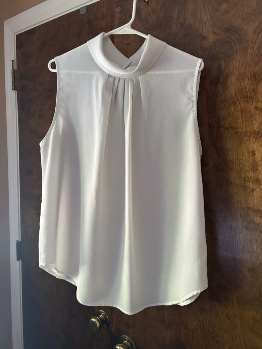 Atrium Ivory Sleeveless Keyhole Top XL